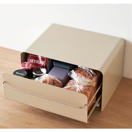 ベージュ系(ファインベージュ)/大容量の引き出しは食パン一斤(約24cm)が収納可能。調味料やコーヒーなどもまとめて入ります。