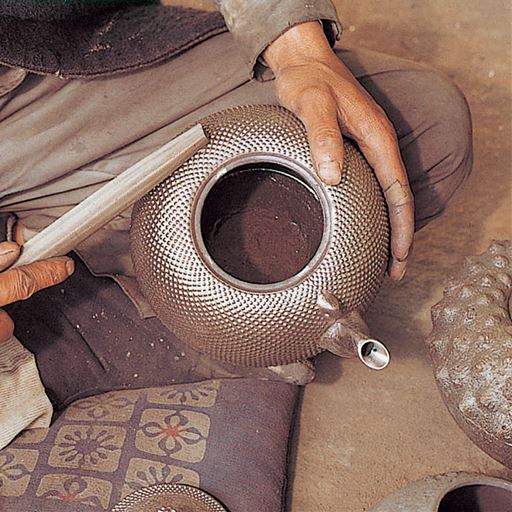 400年を越える南部鉄器の伝統を守りながら、熟練の職人達が現代の暮らしにもなじむ製品づくりを行っています。