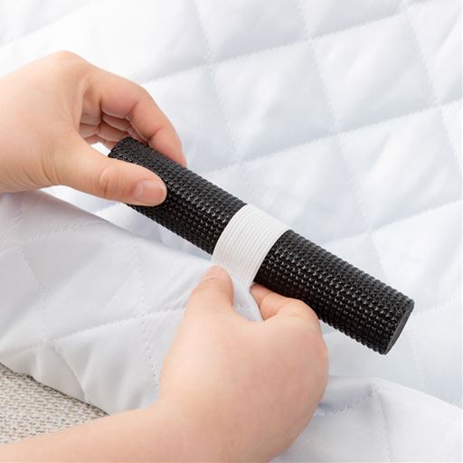 本体裏面とひじ掛け部分に付いているゴムバンドに止め棒を通します。