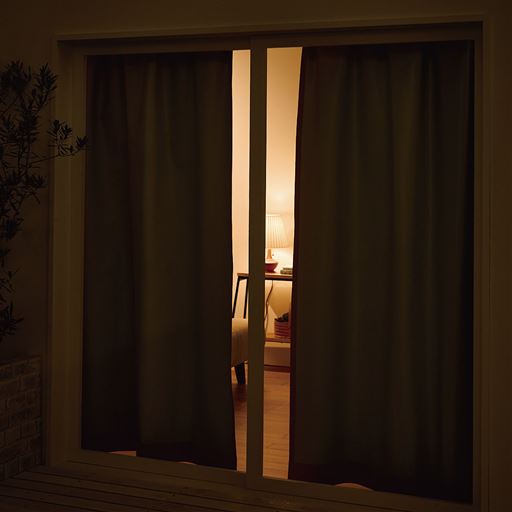 ※夜間外から見た様子。 ※継ぎ目があるサイズは、針穴から少し光もれする場合があります。