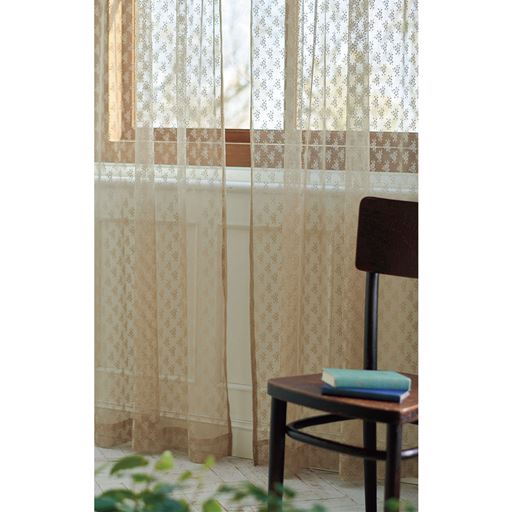 ソフトベージュ<br>セピアの小花模様が美しい、アンティーク風のチュールレースカーテンです。