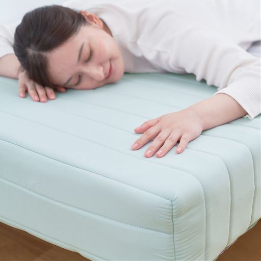 B (スプリングマットレス)<br>継ぎ目のないフラットな一体型なので寝心地も快適。