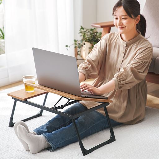 オーク<br>いつでもどこでも作業台になるモバイルテーブルです。