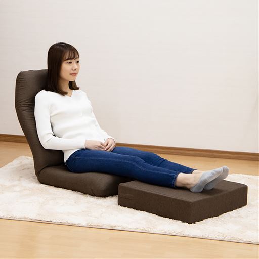 そのまま座っても、オットマンとしてもおすすめです。 <br>※商品はフロアクッションです。座椅子はVQ-1348を使用しています。