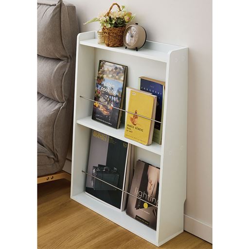 ホワイト<br>絵本や雑誌などお気に入りの本をディスプレイして収納できる薄型のマガジンラックです。