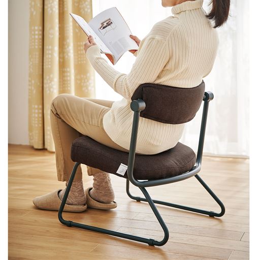 ダークブラウン<br>日本人の骨格を考えて作られた疲れにくいチェアです。