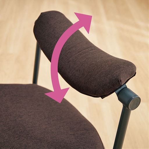 姿勢に合わせて回転する背もたれ