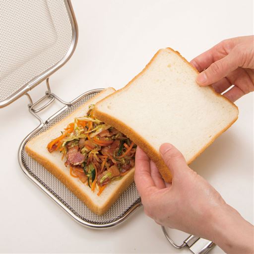 上下の網を開き、パンと食材を挟むだけ!