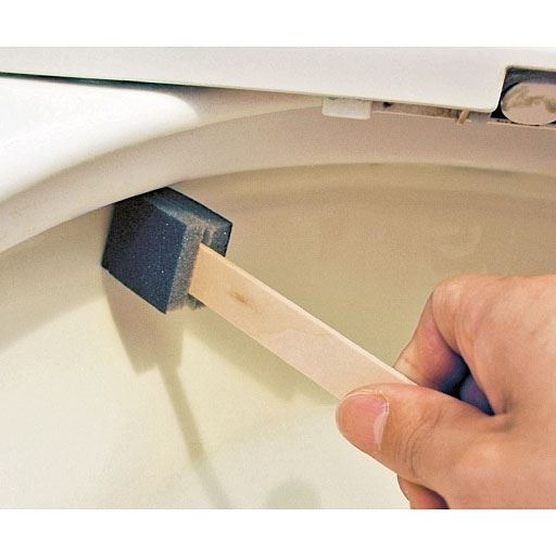 水に濡らしてこすればトイレの黄ばみ・水あかスッキリ!