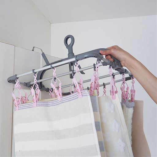 部屋干しフックは薄型プレート採用で、物干し中もドアが閉まります。※こちらのサイズは販売しておりません。