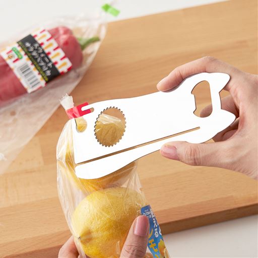 テープどめされたビニール包装をカット