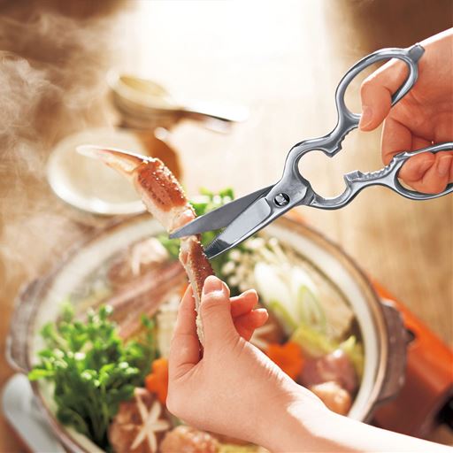 ギザ刃なので、滑らず食材をとらえてしっかり切ることができます。<br>鶏皮などのやわらかい食材から、カニの殻など硬いモノも簡単にカットできます。