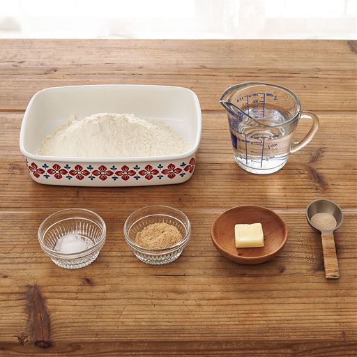 【パン作り例(1)】材料を用意する<br>※レシピブックは付属しておりません。※レッド系は販売しておりません。