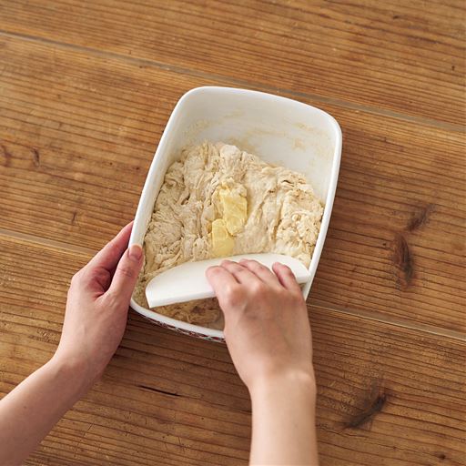 【パン作り例(2)】材料を容器に入れ、混ぜる※レッド系は販売しておりません。
