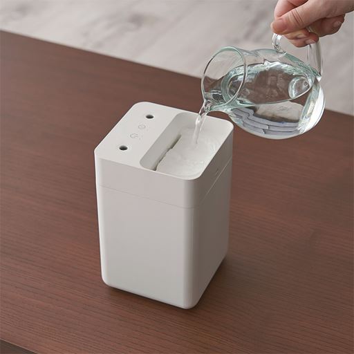 上部のフタをあけずに、上から水を注ぐだけで吸水できます。
