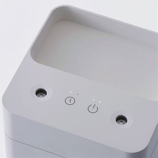 ボタン2つの簡単操作。電源ボタン(ツインミスト、シングルミスト切替)、オフタイマースイッチ(2時間/4時間)