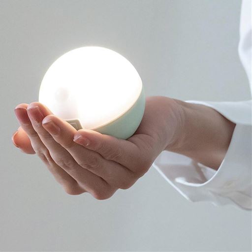 そのまま持ち運べます<br>明るさ50ルーメン電球色。