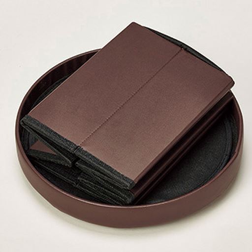 コンパクトにたためます。※ブラウンは販売しておりません
