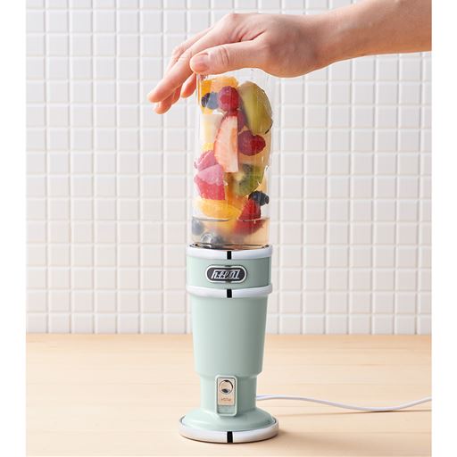 ボトルに材料を入れて