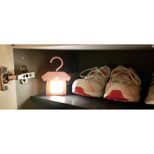 下駄箱の中、物置きの中、収納棚の中など、ちょっと明かりが欲しい場所にも設置できます。コンパクトなので場所もとりません。
