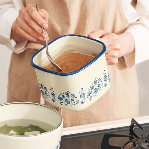 お味噌のパックがそのまま入るサイズ感。<br>※このカラーは販売を終了しました