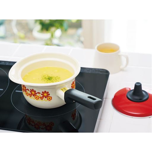 昭和レトロな柄でキッチンが華やかに。