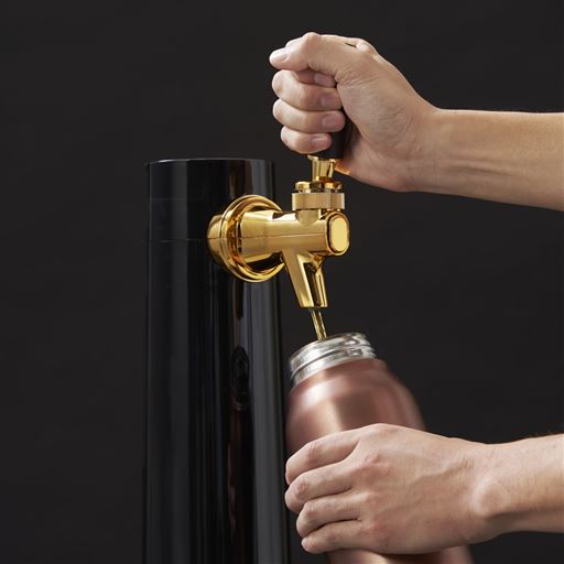 炭酸飲料の容器からも、ビールサーバーからも注ぎやすい広口約4.8cm