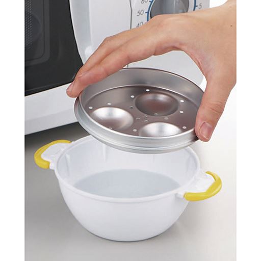 (2)目皿をセットし、卵をのせてフタをします。