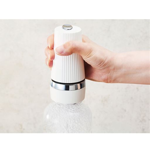 電源不要!カートリッジをセットするだけお好きな飲料を入れてガスをセットしたら、チャージユニットをまわし、炭酸ガスを注入するだけ!