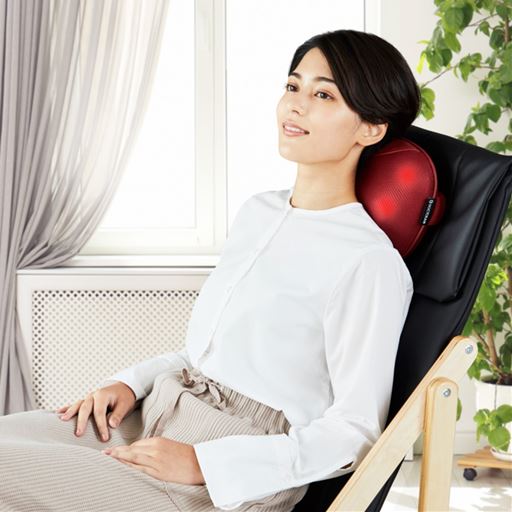立体的に身体をほぐす4つのもみ玉には、じんわり温かいヒーター機能付き。人の手のような温もりを感じるもみ心地で、コリ固まった身体を温めながらもみほぐします。