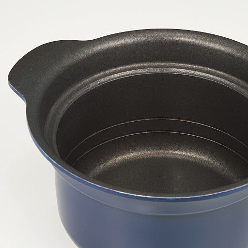 フッ素樹脂加工を施しているため、土鍋のように炊いたごはんが<br>こびりついてしまうこともありません。