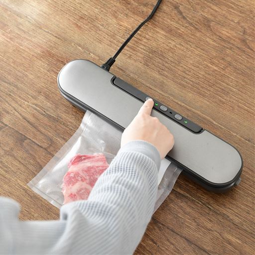 「脱気」ボタンを押すと空気が抜けます。脱気が完了したら自動的にシールされます。<br>脱気せずに封をしたり、脱気途中で封をする場合には「シール」ボタンを押してください。