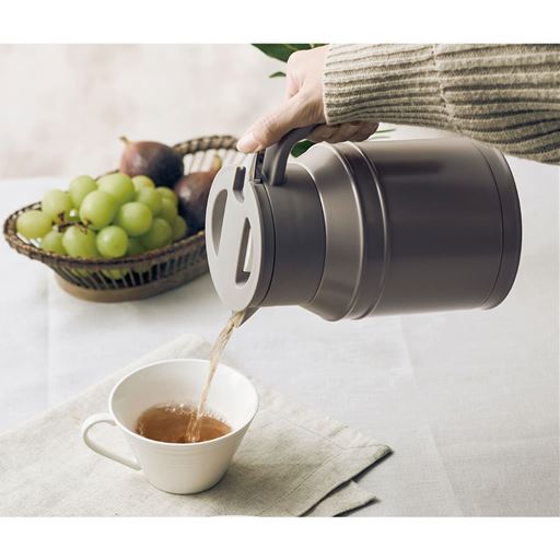 容量は約1L。卓上でも場所を取らず、注ぎやすい小ぶりなサイズです。