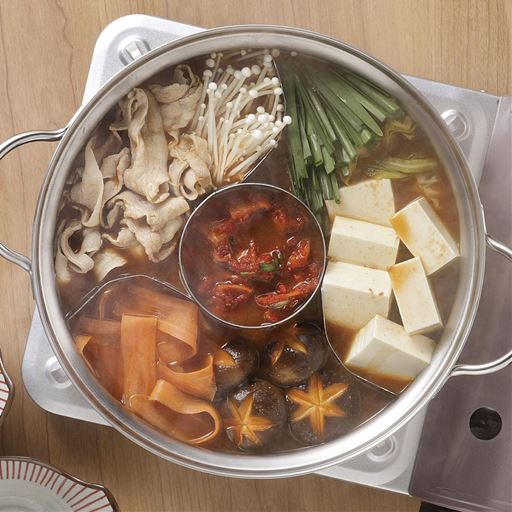 他のお鍋でも仕切りを使って食材を取りやすくできます。