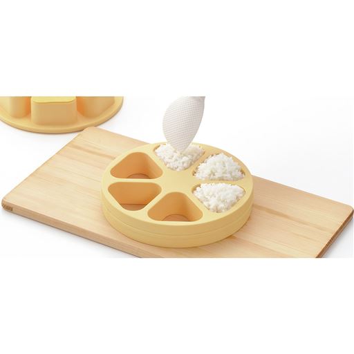 型枠にご飯やお好みにあわせて具材を入れます。