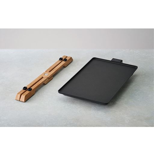 薄型プレートと折りたためる脚で、かさばらず収納もしやすい仕様です。