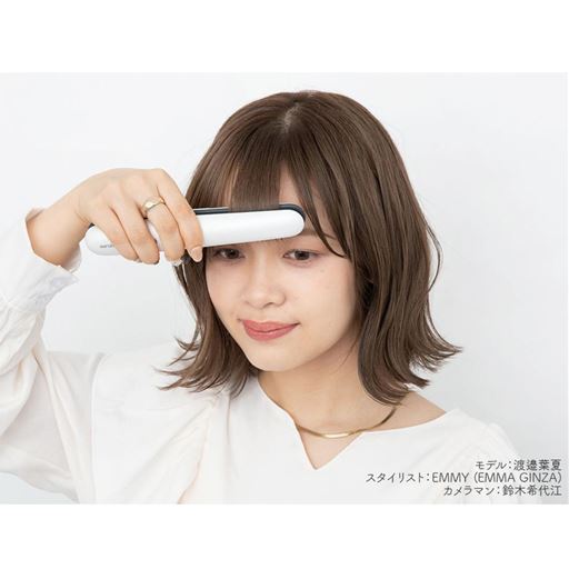 スリムなプレートがショートカットのヘアスタイルでも使いやすい。