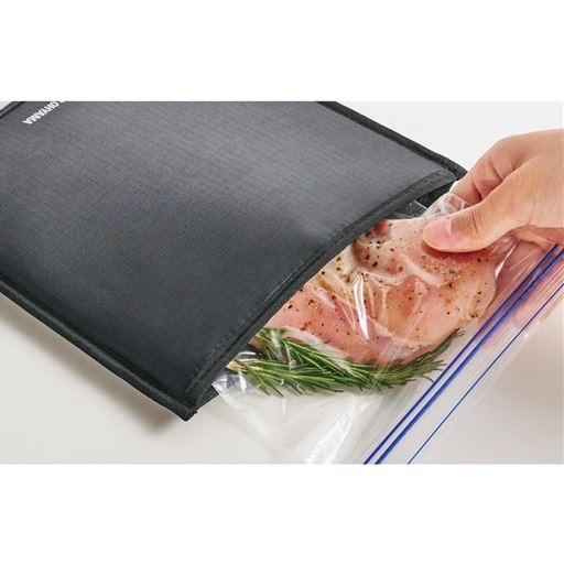 食材をチャック付き密封筒に入れてタイマーをセット、あとは待つだけ。<br>チャック付きの袋は耐熱温度が一定以上のものなら、市販のものでOK!