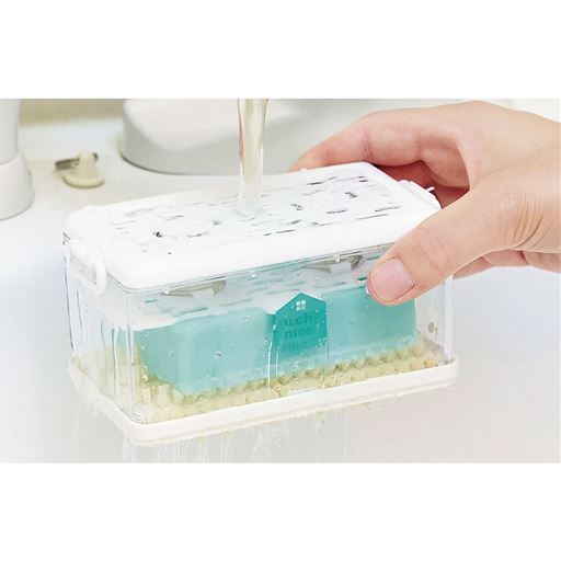 ケースごと水をかけて使えます。使用後の丸洗いも簡単。