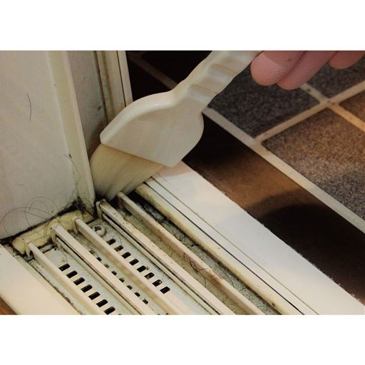 【窓際のサッシに】専用ハケで角から除去 細かい隙間や角も、専用のハケで的確に洗浄。