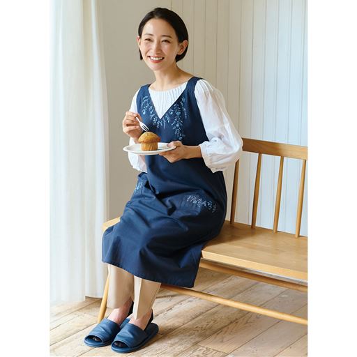 上品な植物柄で飾ったすっきりしたシルエットのエプロン