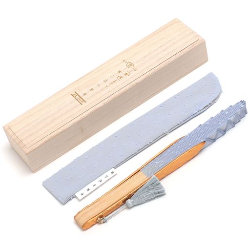 桐箱と携帯用のケースが付属