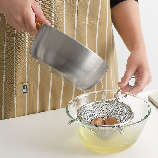 とても細かな網(30メッシュの綾織り)で仕上げた、こし器。