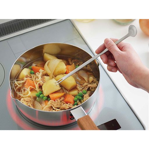味見と煮加減がこれ1本!味見用のスプーンと食材の煮え具合などを確認するフォークが付いています。