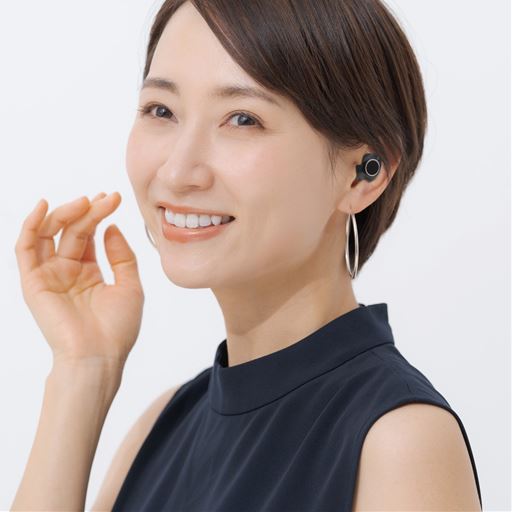 音量調節は耳につけたままで操作できる。