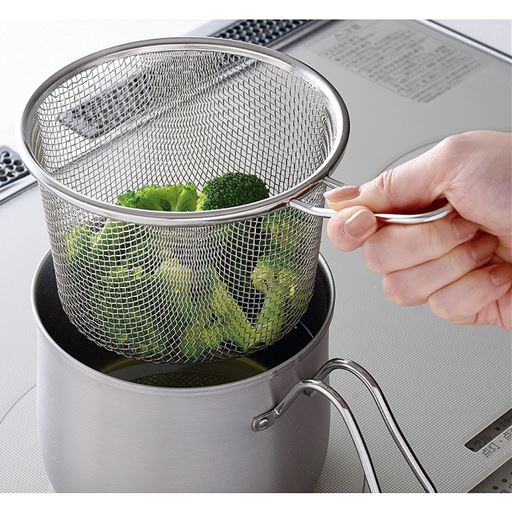 茹でる ストレーナー付で蒸す・揚げる・茹でる調理が便利に!