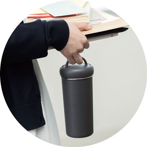 持ち運びに便利なハンドル付き