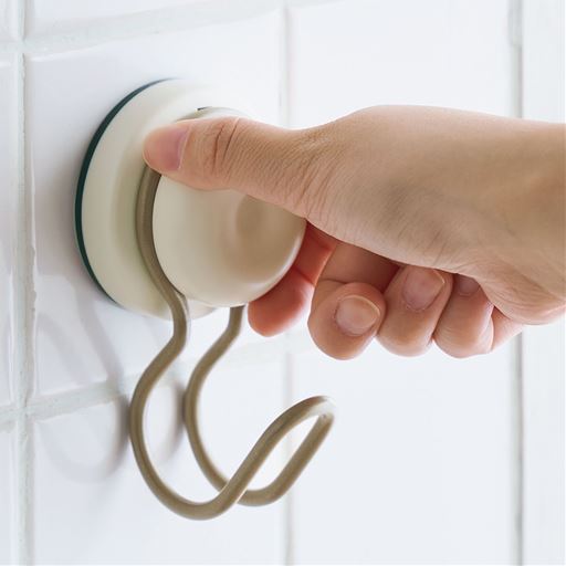 吸盤のつまみを回してキュッとしめるだけで簡単に取り付けられます。
