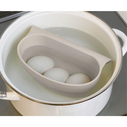 耐熱温度は230℃なので、熱湯の中でもお使いいただけます。ゆで卵や湯切りに便利です。