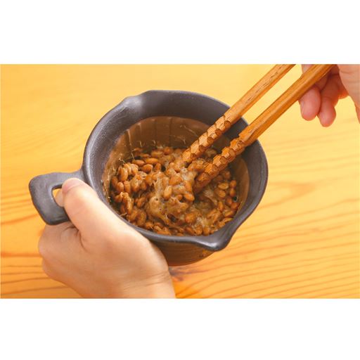 内側の凹凸でしっかりと空気を含ませてふんわりとした食感の納豆に仕上げます。